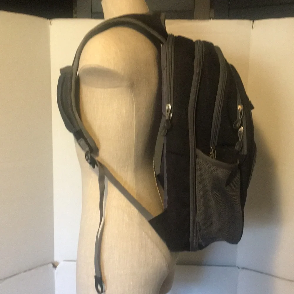 HIGH SIERRA LAPTOP BACKPACK LOTS OF STORAGE COMFORTABLE STORES LAPTOP SECURELY